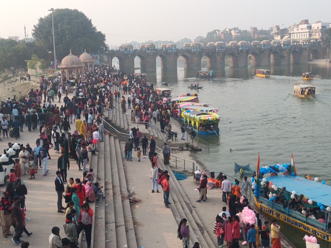 गोमती नदी पर उमड़े लोग। संवाद