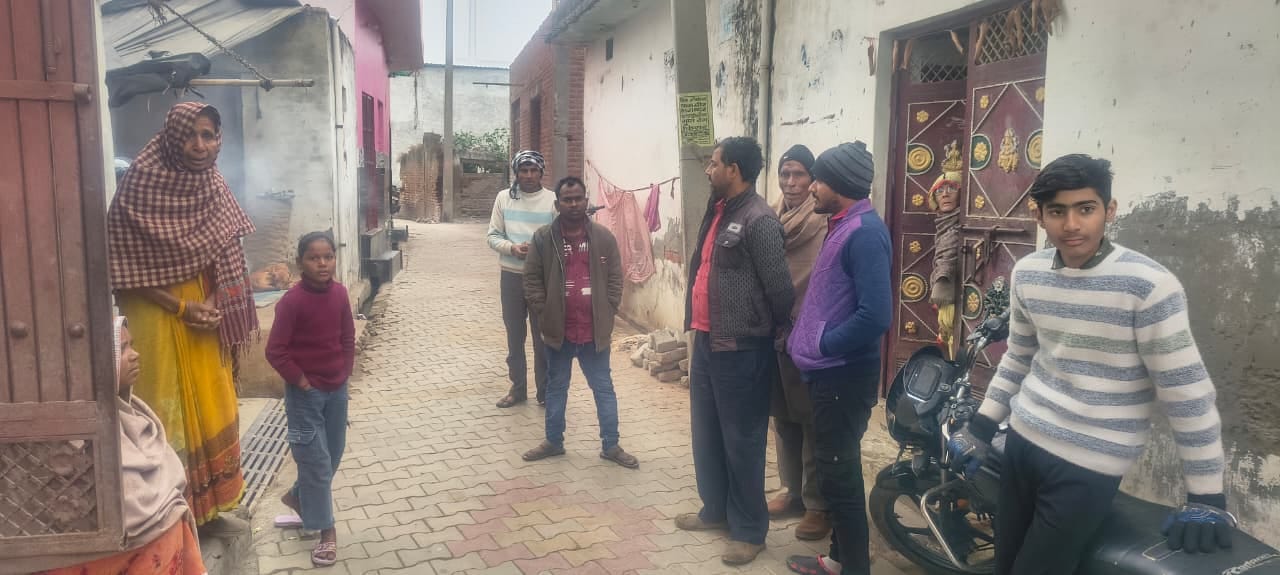 गांव जिन्हैरा में झोपड़ी में पड़ी पराली, इसी पर सोते थे राधाकृष्ण। संवाद गांव जिन्हैरा में झोपड़ी में पड़ी पराली, इसी पर सोते थे राधाकृष्ण। संवाद