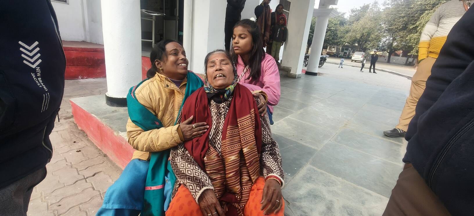 घायल महिंगवा प्रभारी निरीक्षक और महिला की मौत के बाद रोते-बिलखते परिजन। घायल महिंगवा प्रभारी निरीक्षक और महिला की मौत के बाद रोते-बिलखते परिजन।