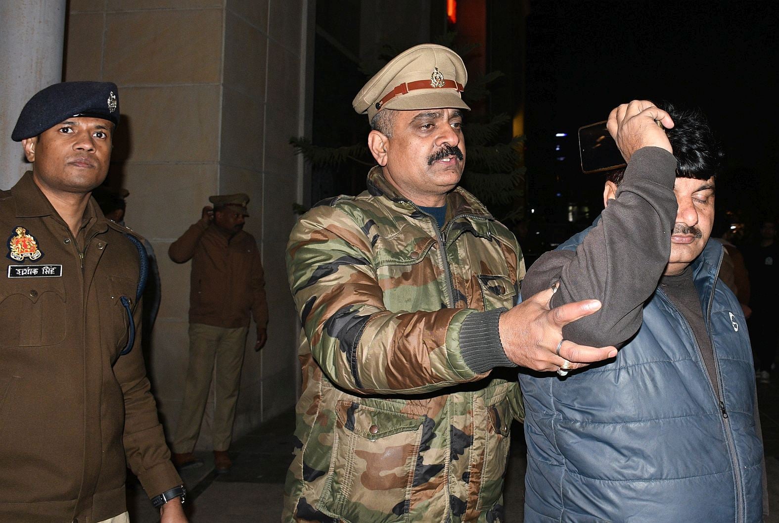 मारपीट के दौरान दोनों पक्षों को छुड़ाती पुलिस।
