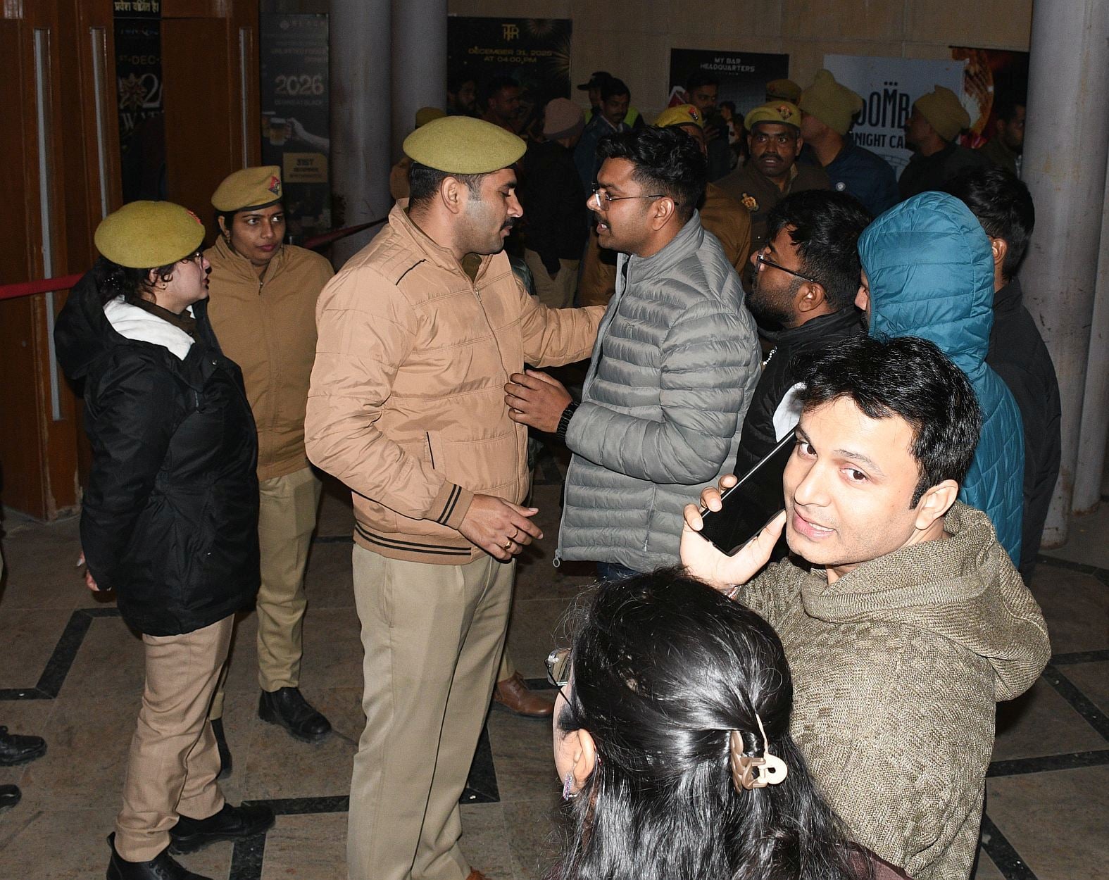 मारपीट के दौरान दोनों पक्षों को छुड़ाती पुलिस।