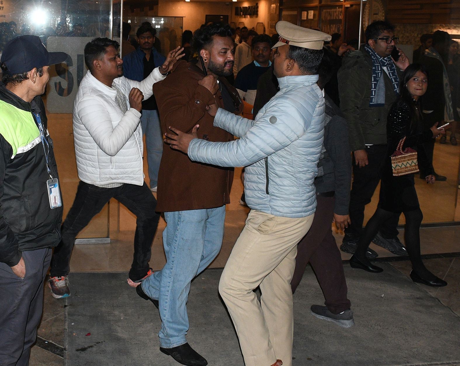 मारपीट के दौरान दोनों पक्षों को छुड़ाती पुलिस।