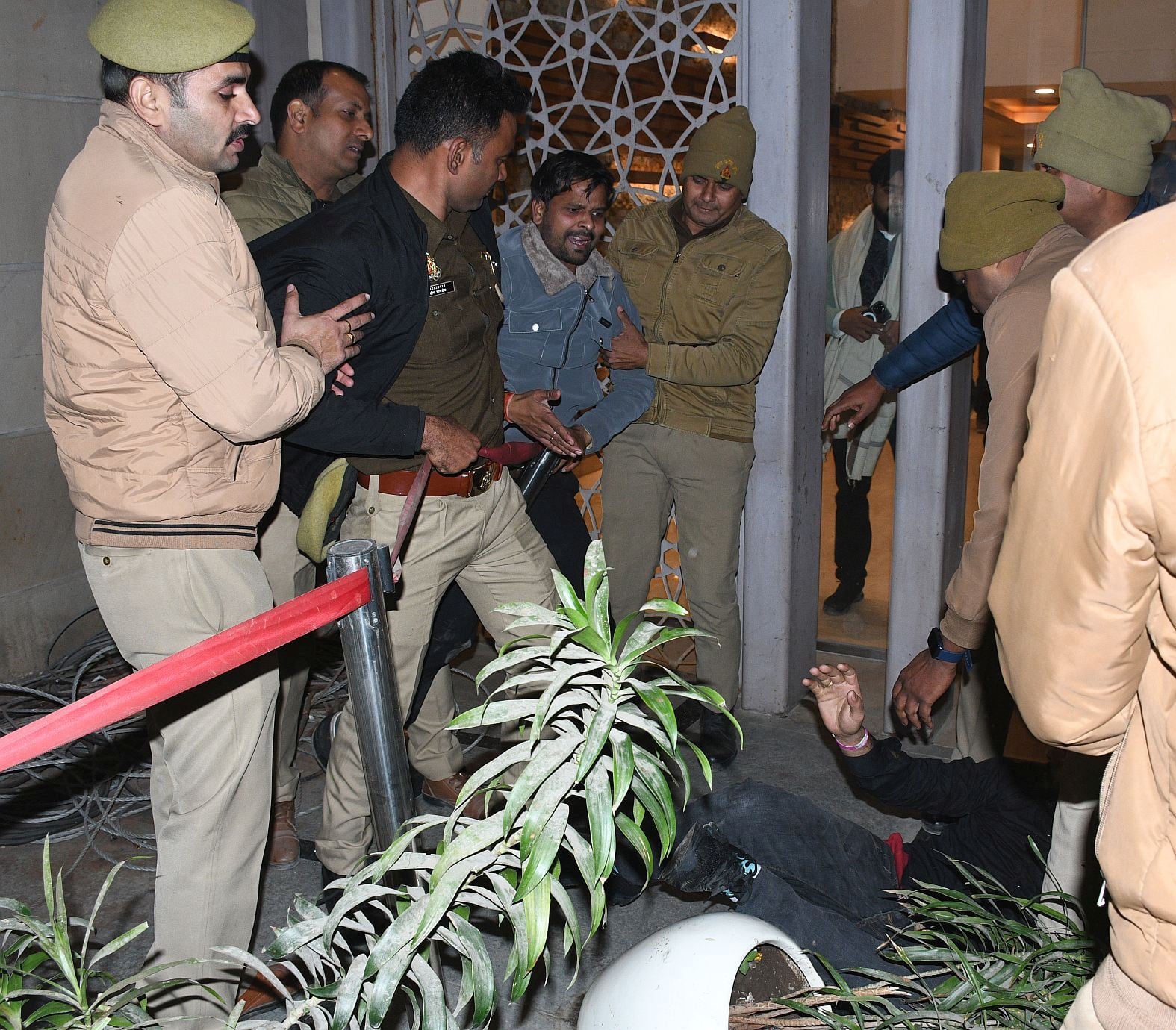 मारपीट के दौरान दोनों पक्षों को छुड़ाती पुलिस।