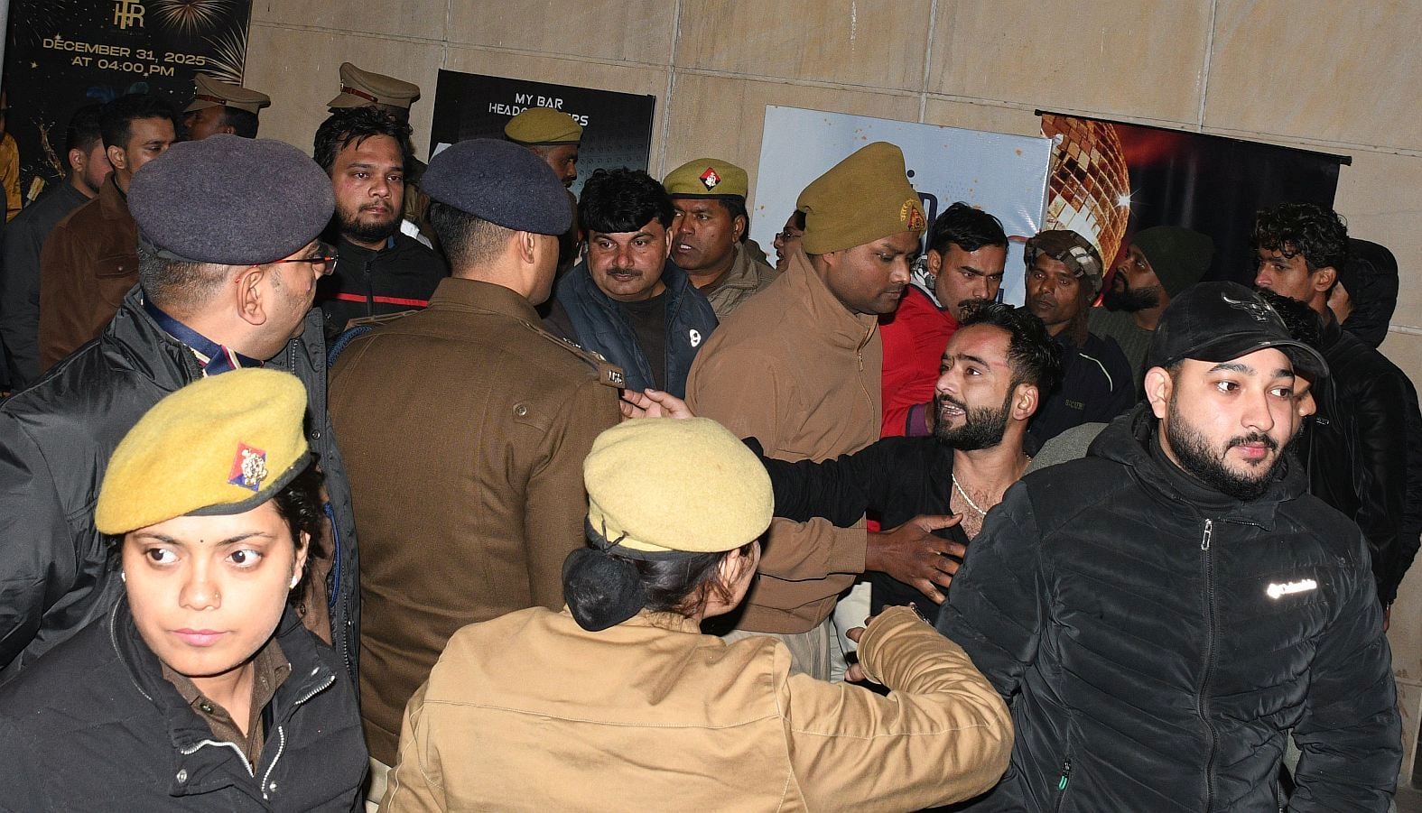 मारपीट के दौरान दोनों पक्षों को छुड़ाती पुलिस।