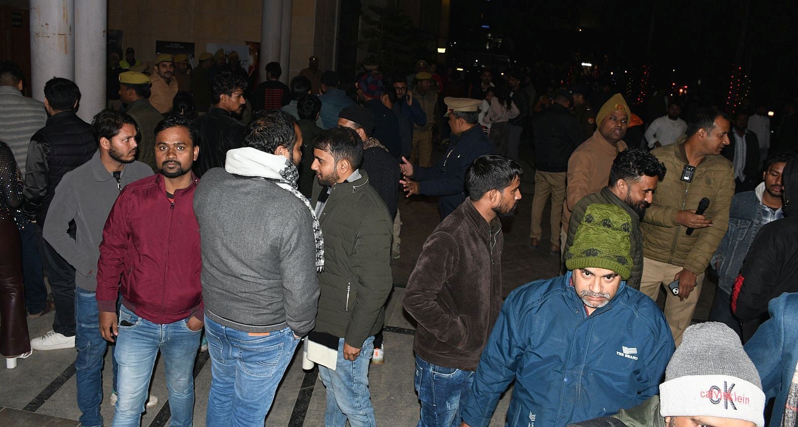 मारपीट के दौरान दोनों पक्षों को छुड़ाती पुलिस।