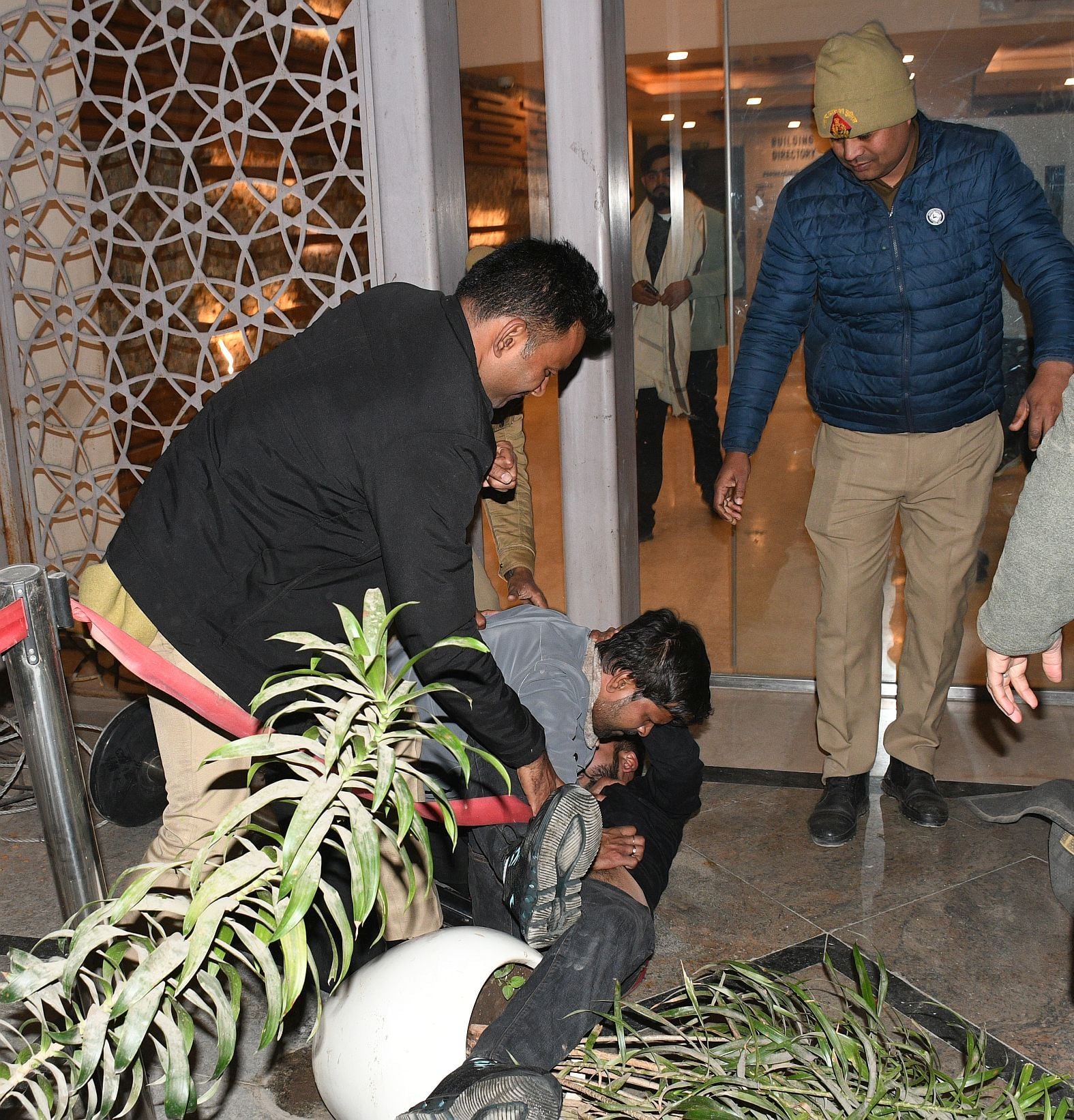 मारपीट के दौरान दोनों पक्षों को छुड़ाती पुलिस।