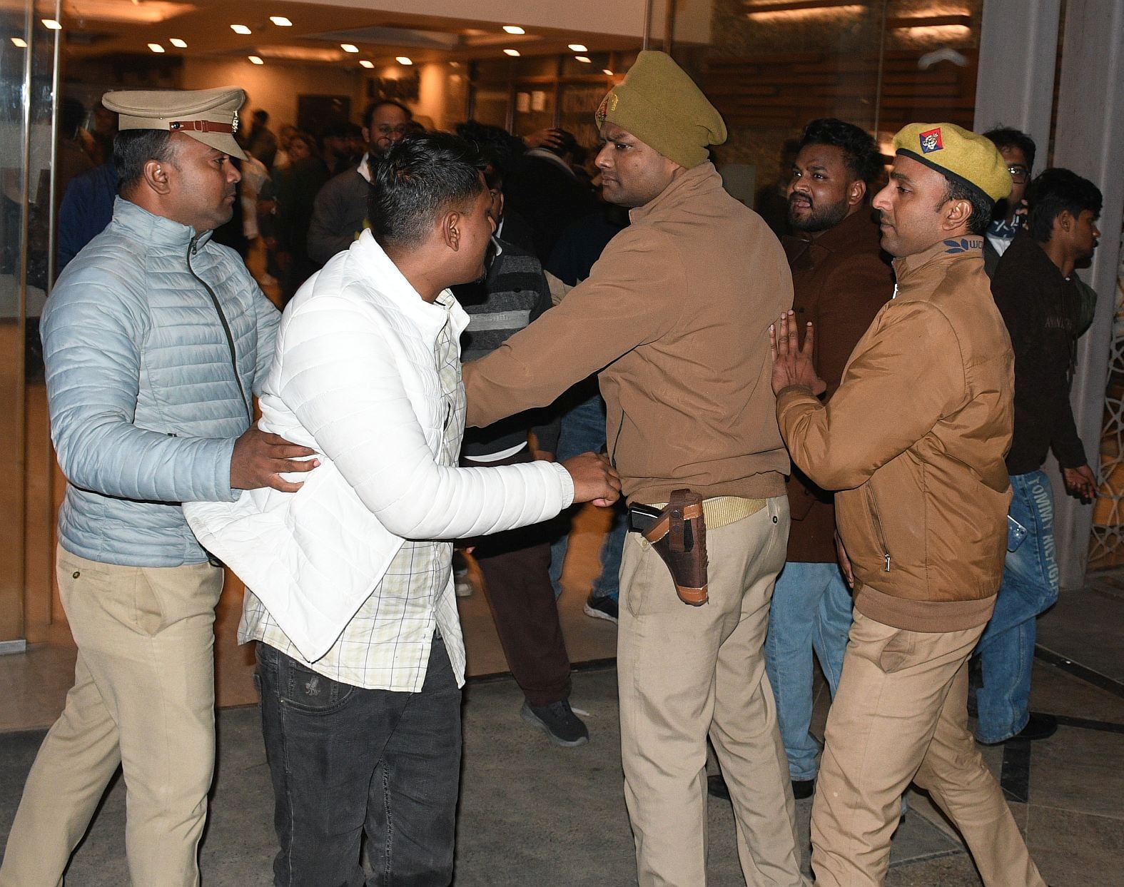 मारपीट के दौरान दोनों पक्षों को छुड़ाती पुलिस।