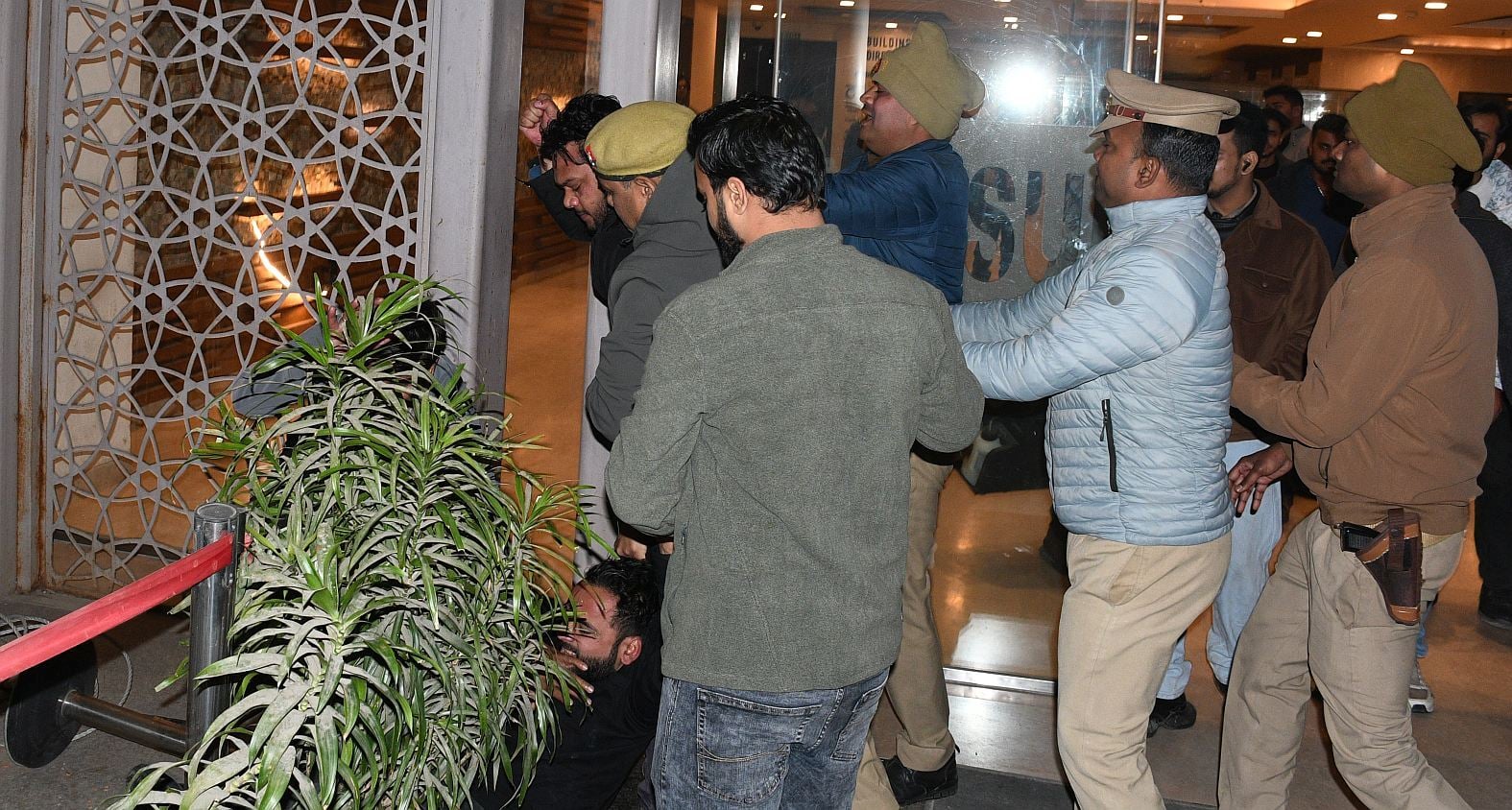मारपीट के दौरान दोनों पक्षों को छुड़ाती पुलिस।