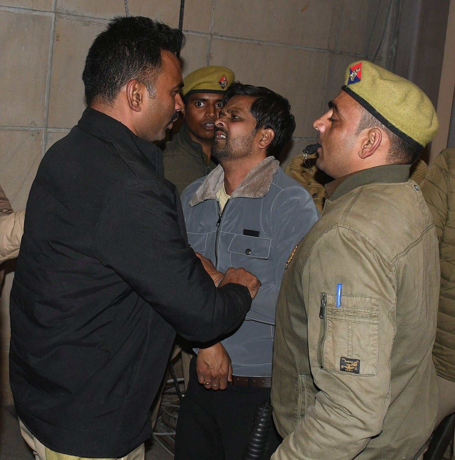 मारपीट के दौरान दोनों पक्षों को छुड़ाती पुलिस।