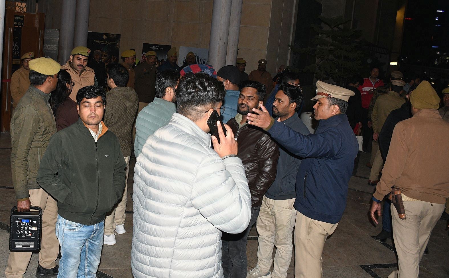 मारपीट के दौरान दोनों पक्षों को छुड़ाती पुलिस।