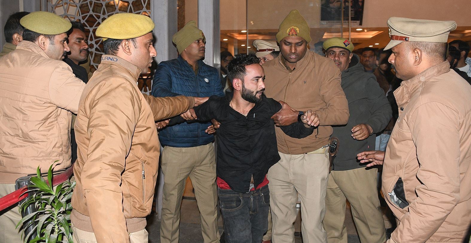 मारपीट के दौरान दोनों पक्षों को छुड़ाती पुलिस।