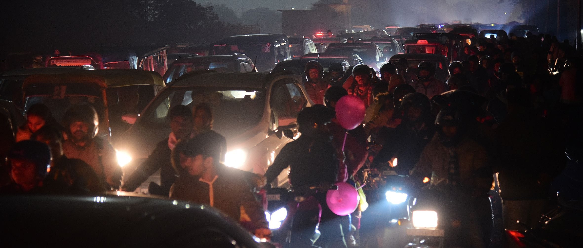 नए साल के पहले दिन बृहस्पतिवार को शहर के कई इलाकों में वाहन रेंगते नजर आए।