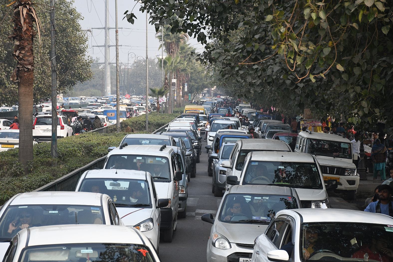 नए साल के पहले दिन बृहस्पतिवार को शहर के कई इलाकों में वाहन रेंगते नजर आए।
