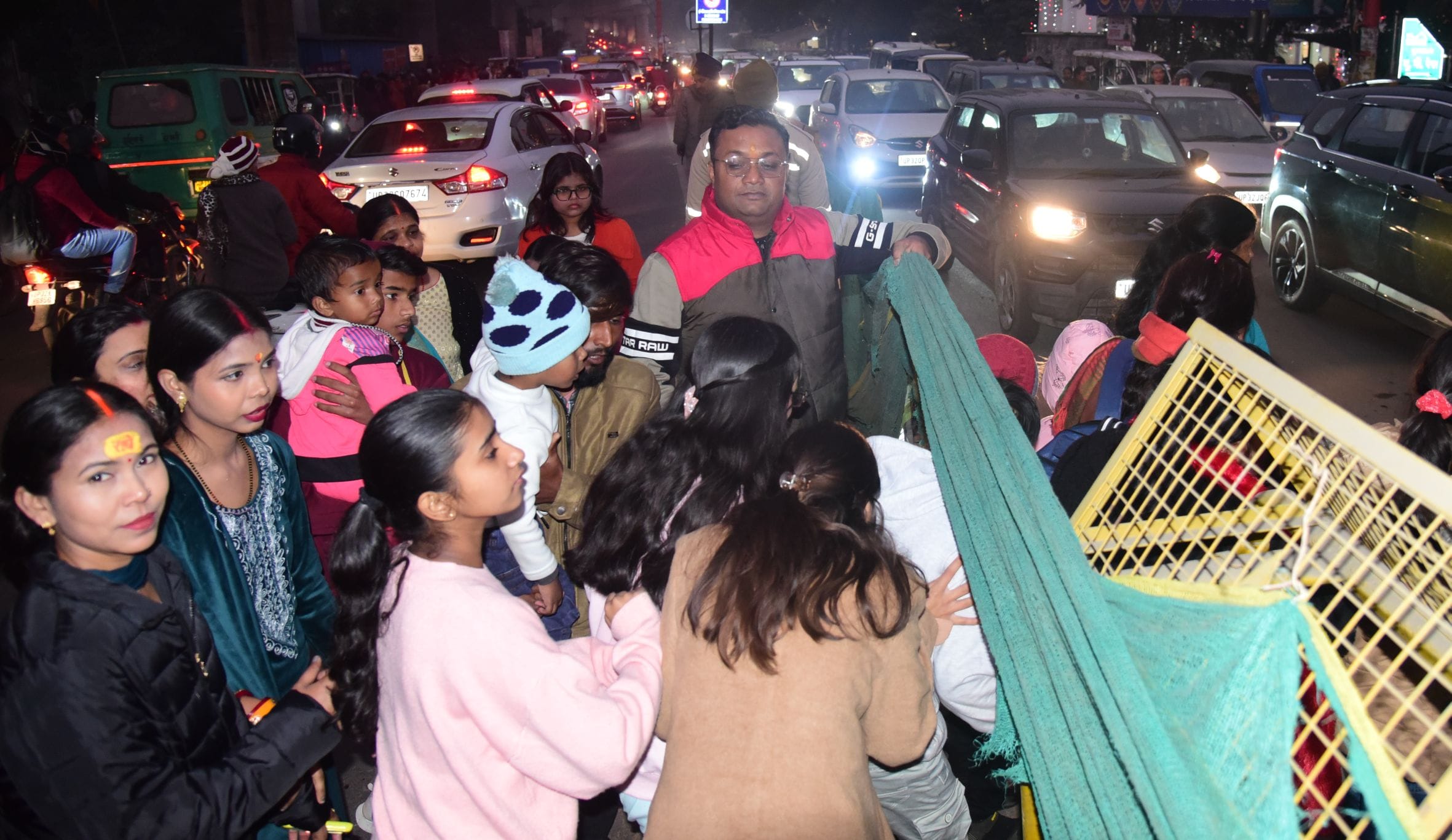 नए साल के पहले दिन बृहस्पतिवार को शहर के कई इलाकों में वाहन रेंगते नजर आए।