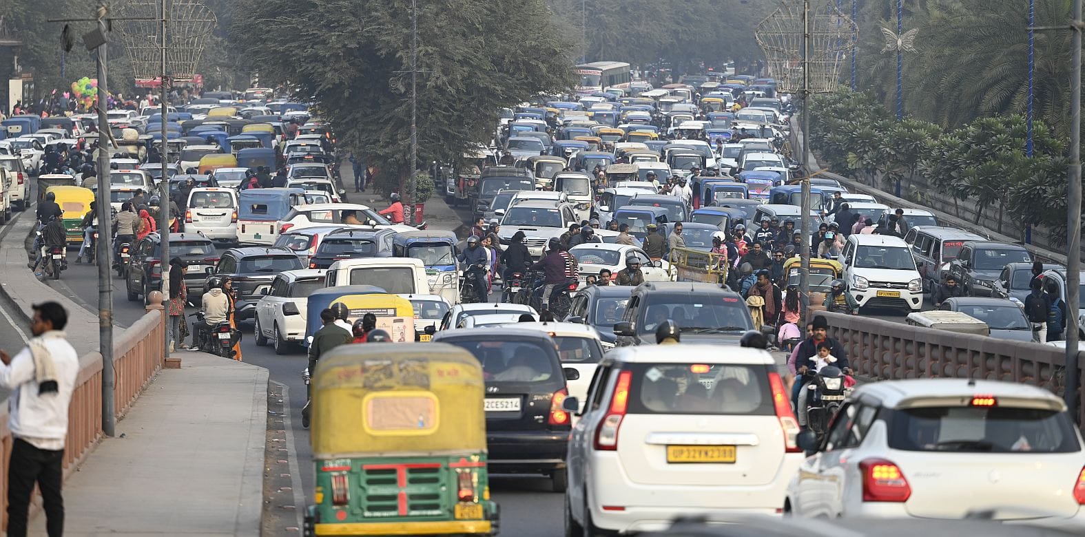 नए साल के पहले दिन बृहस्पतिवार को शहर के कई इलाकों में वाहन रेंगते नजर आए।