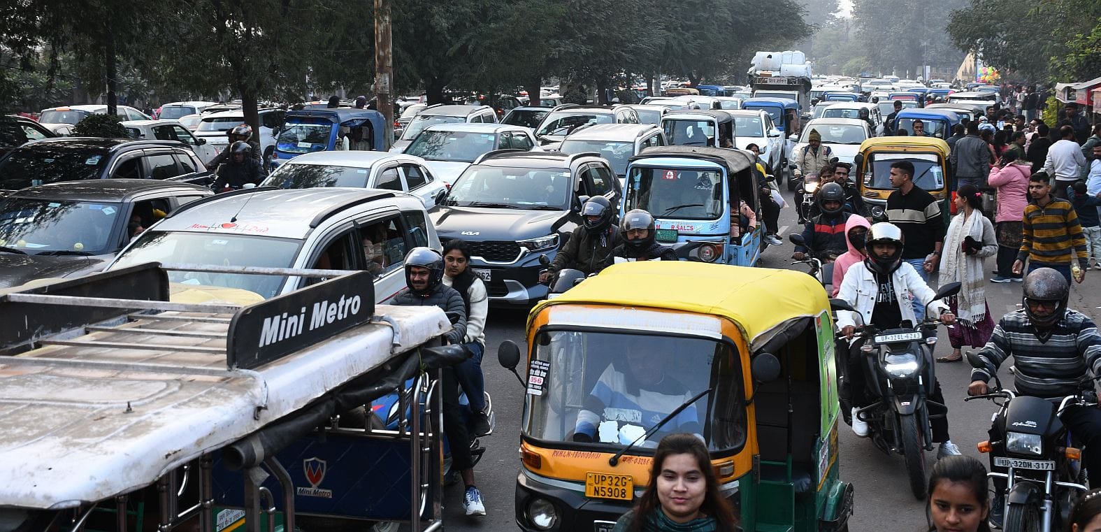 नए साल के पहले दिन बृहस्पतिवार को शहर के कई इलाकों में वाहन रेंगते नजर आए।