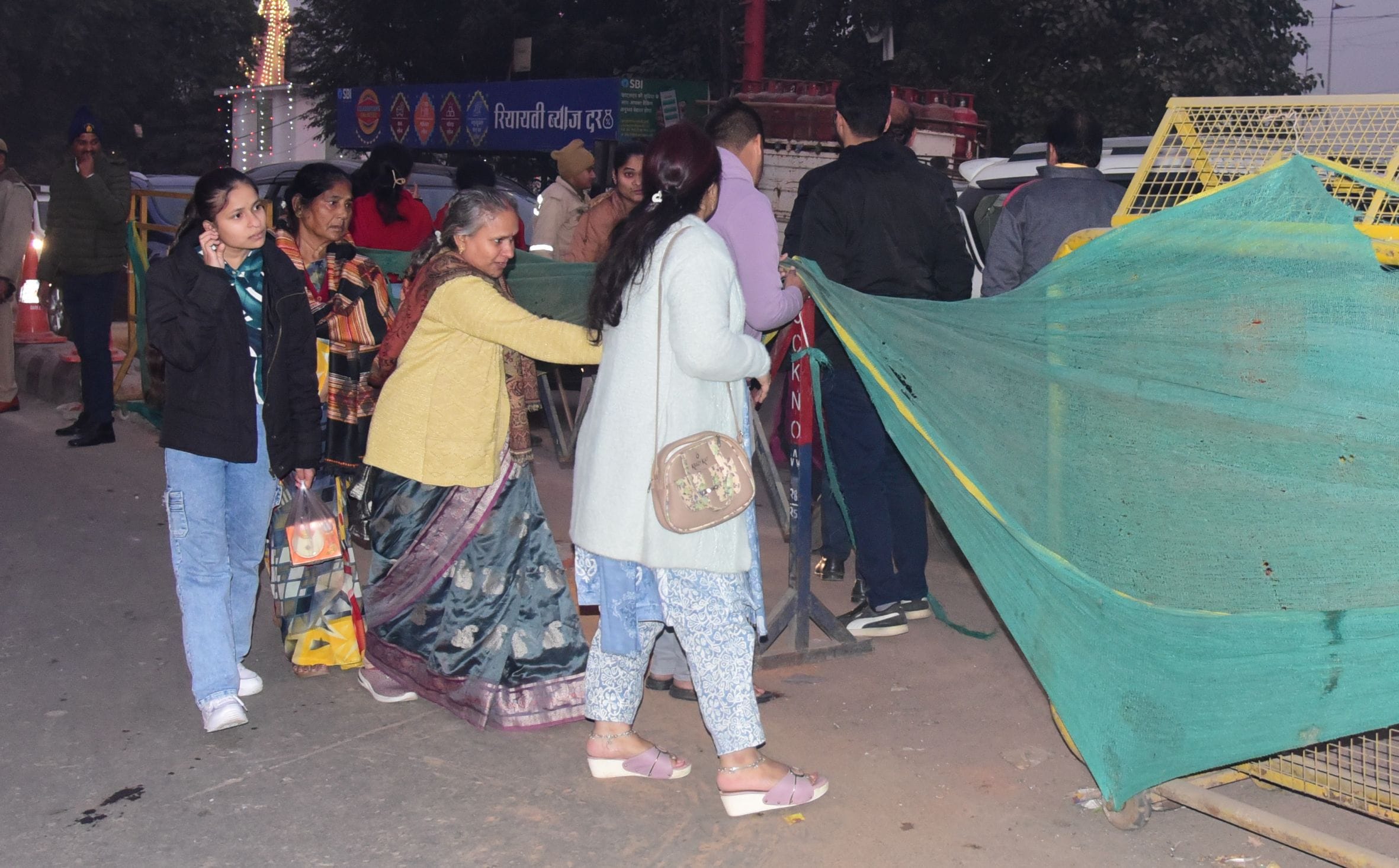 नए साल के पहले दिन बृहस्पतिवार को शहर के कई इलाकों में वाहन रेंगते नजर आए।