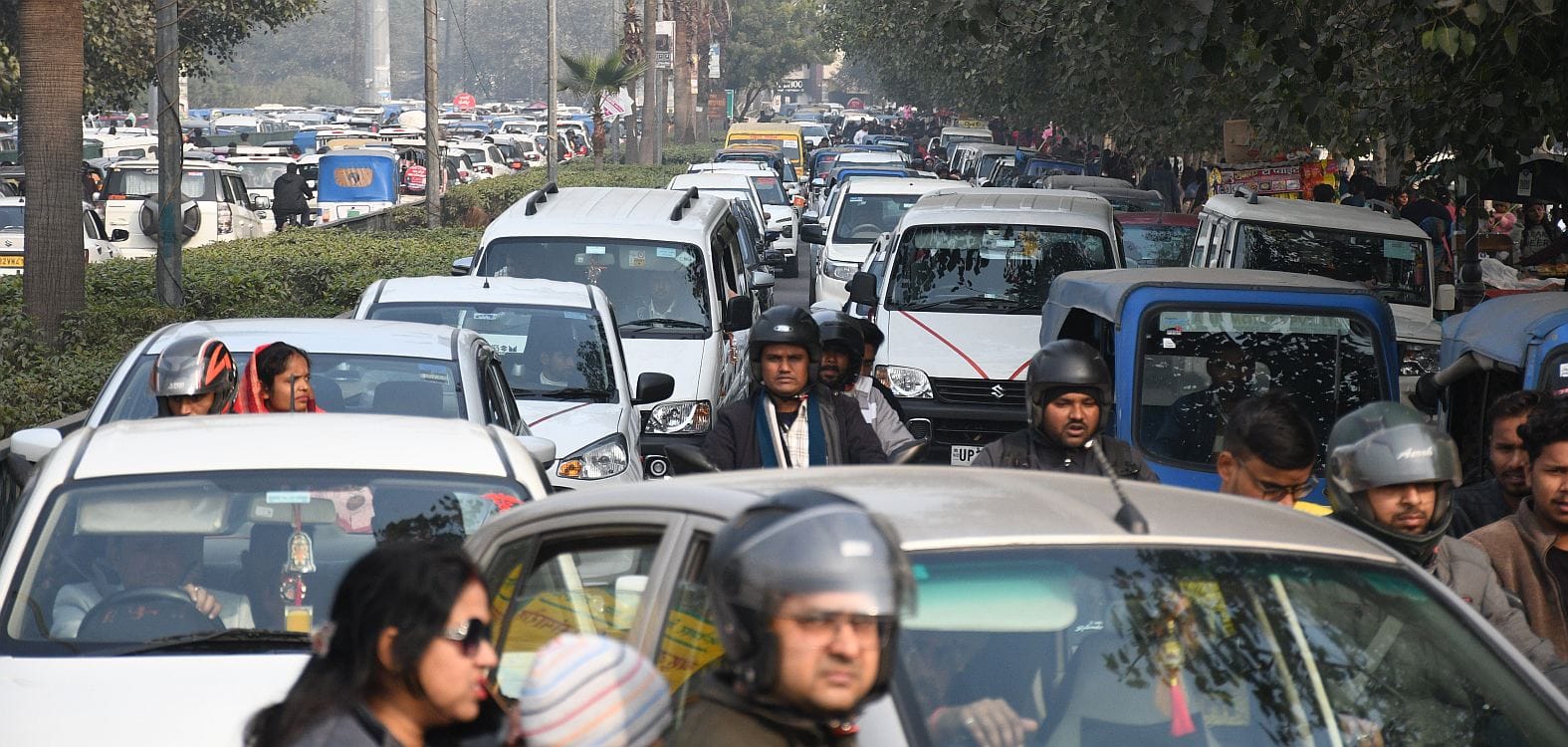 नए साल के पहले दिन बृहस्पतिवार को शहर के कई इलाकों में वाहन रेंगते नजर आए।