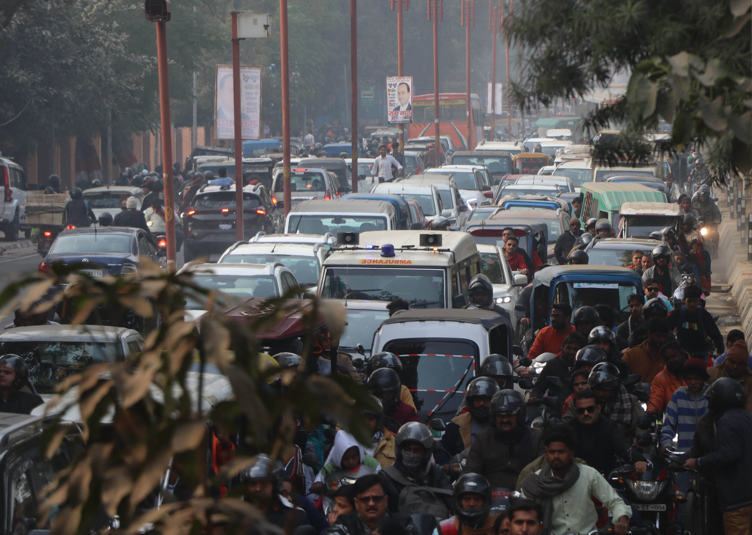 नए साल के पहले दिन बृहस्पतिवार को शहर के कई इलाकों में वाहन रेंगते नजर आए।