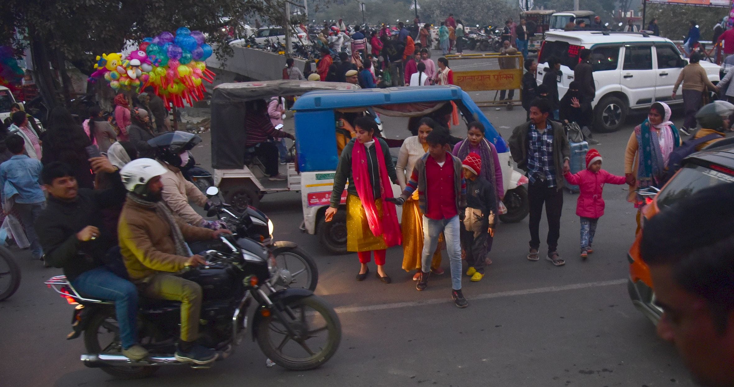 नए साल के पहले दिन बृहस्पतिवार को शहर के कई इलाकों में वाहन रेंगते नजर आए।