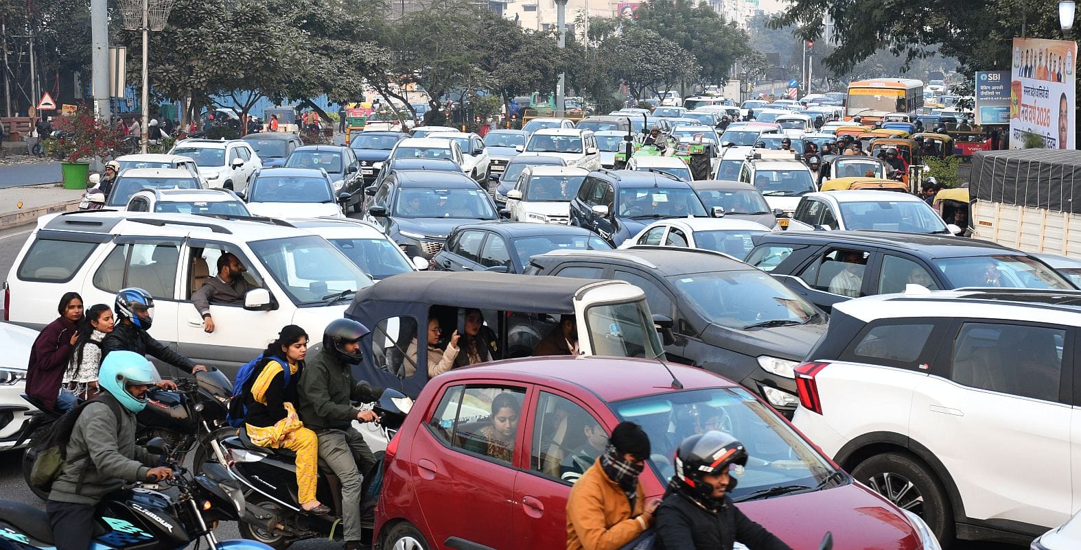 नए साल के पहले दिन बृहस्पतिवार को शहर के कई इलाकों में वाहन रेंगते नजर आए।
