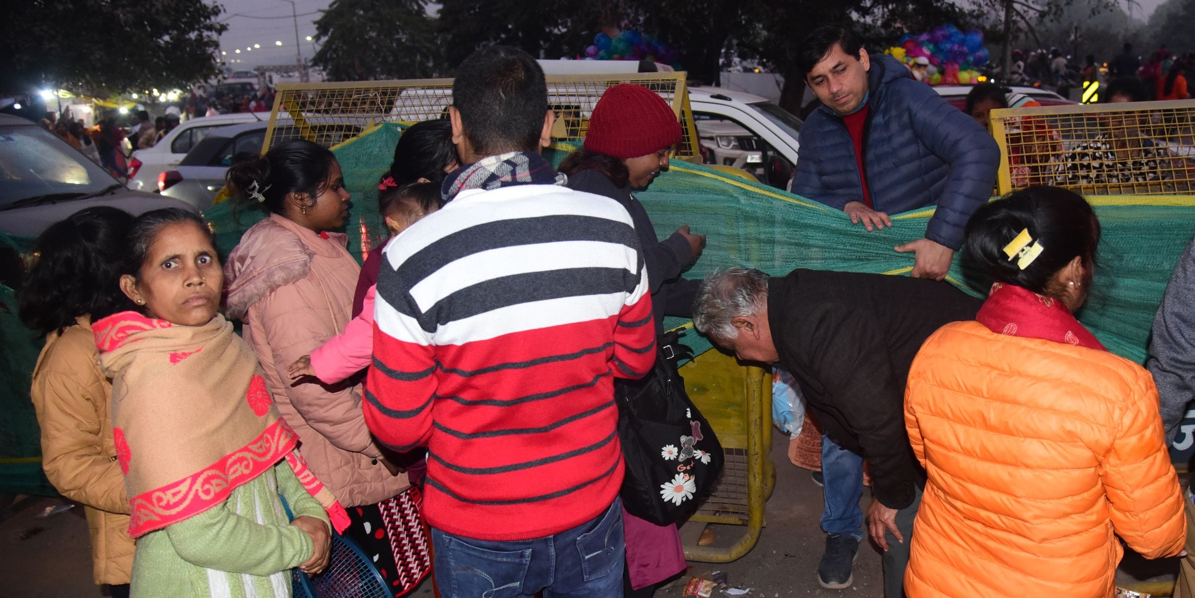 नए साल के पहले दिन बृहस्पतिवार को शहर के कई इलाकों में वाहन रेंगते नजर आए।