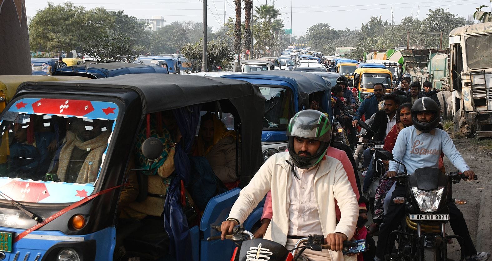 नए साल के पहले दिन बृहस्पतिवार को शहर के कई इलाकों में वाहन रेंगते नजर आए।