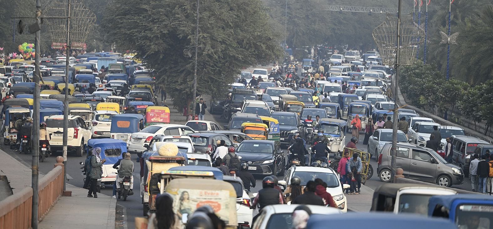 नए साल के पहले दिन बृहस्पतिवार को शहर के कई इलाकों में वाहन रेंगते नजर आए।