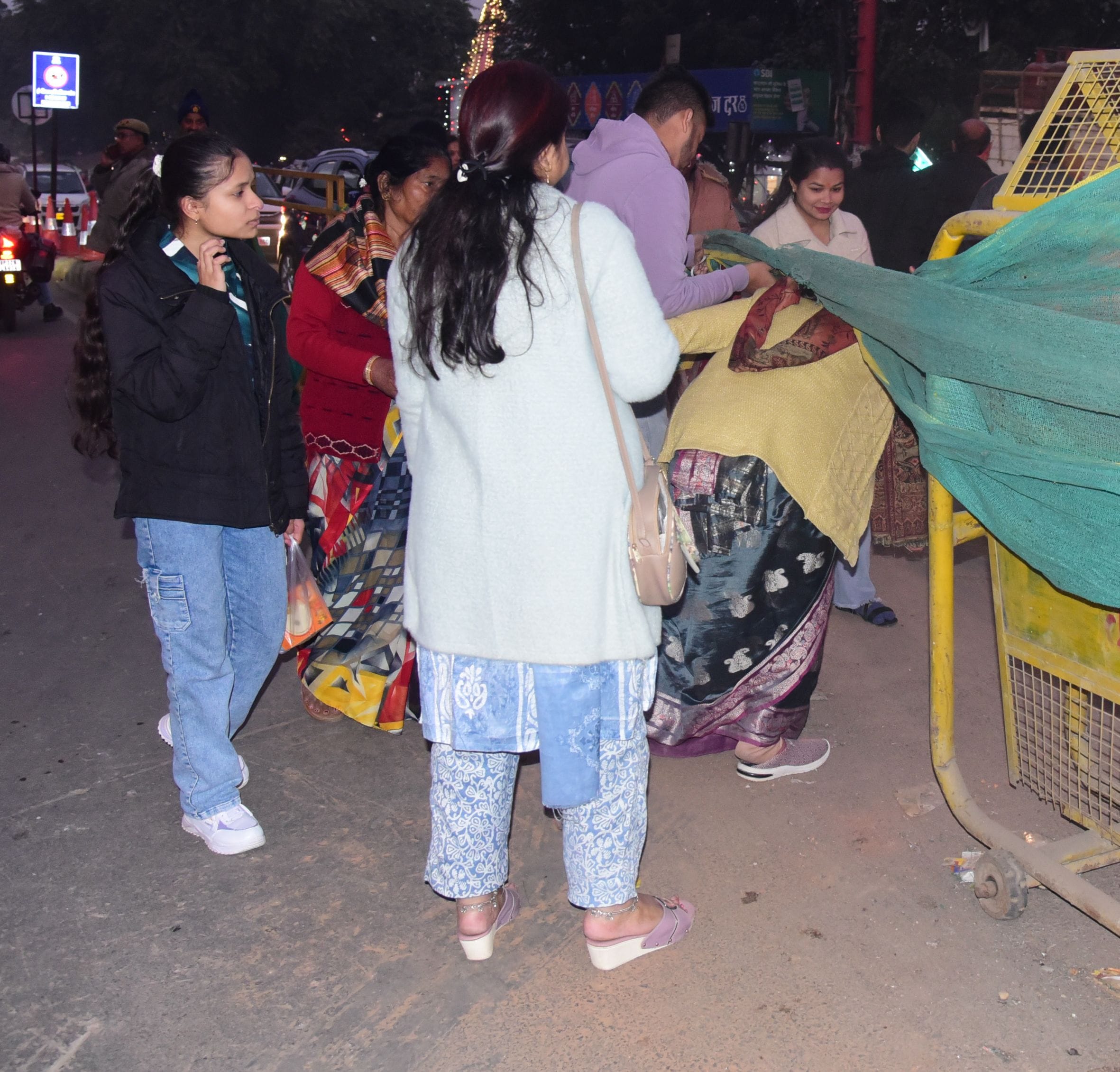 नए साल के पहले दिन बृहस्पतिवार को शहर के कई इलाकों में वाहन रेंगते नजर आए।
