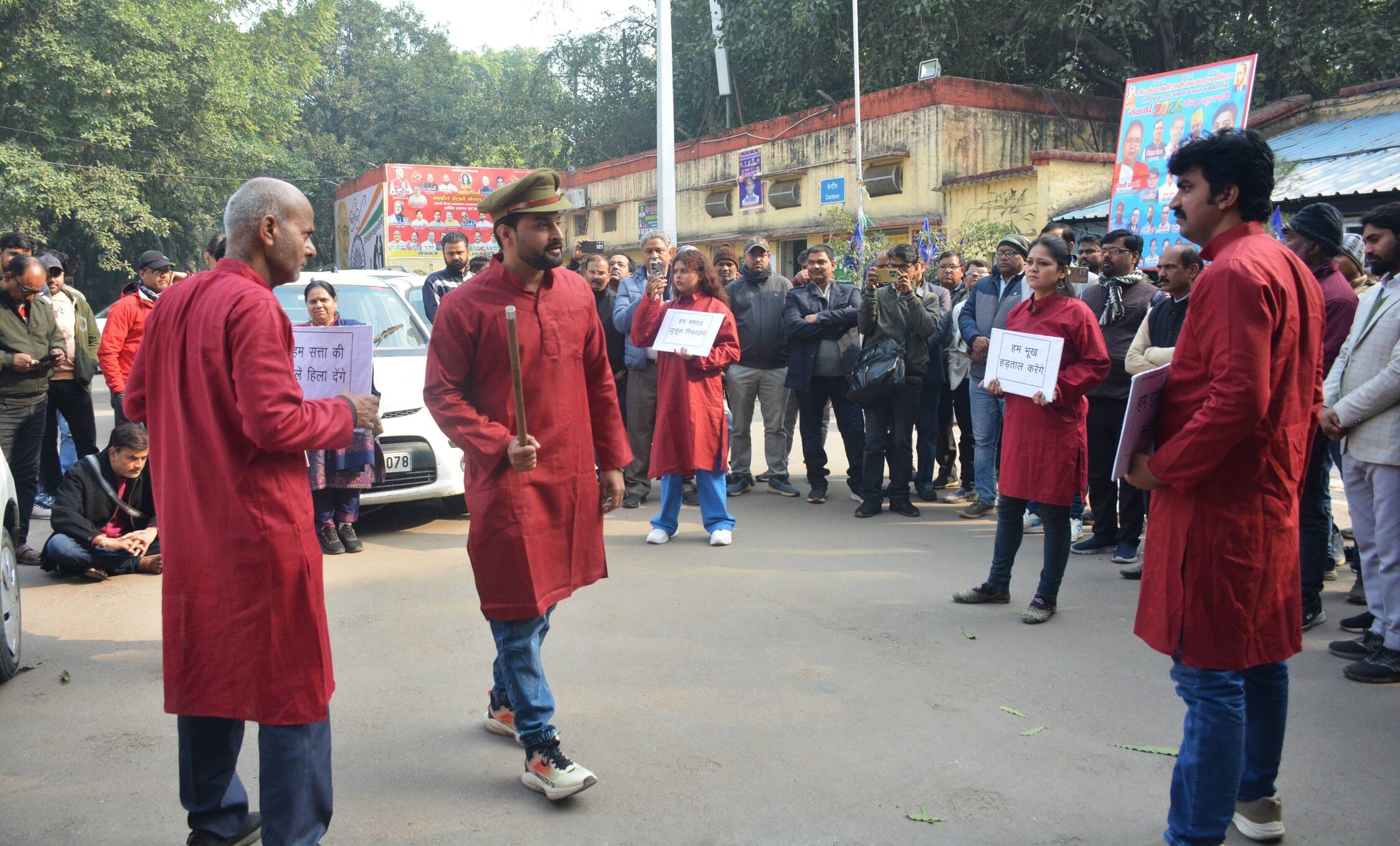 नुक्कड़ नाटक ''हम क्रांति करेंगे'' का मंचन करते रंगकर्मी। नुक्कड़ नाटक ''हम क्रांति करेंगे'' का मंचन करते रंगकर्मी।