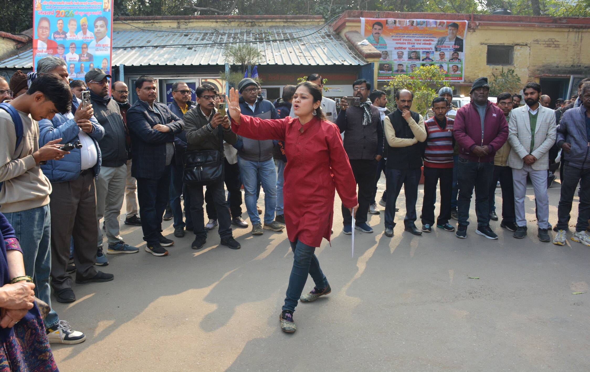 नुक्कड़ नाटक ''हम क्रांति करेंगे'' का मंचन करते रंगकर्मी। नुक्कड़ नाटक ''हम क्रांति करेंगे'' का मंचन करते रंगकर्मी।