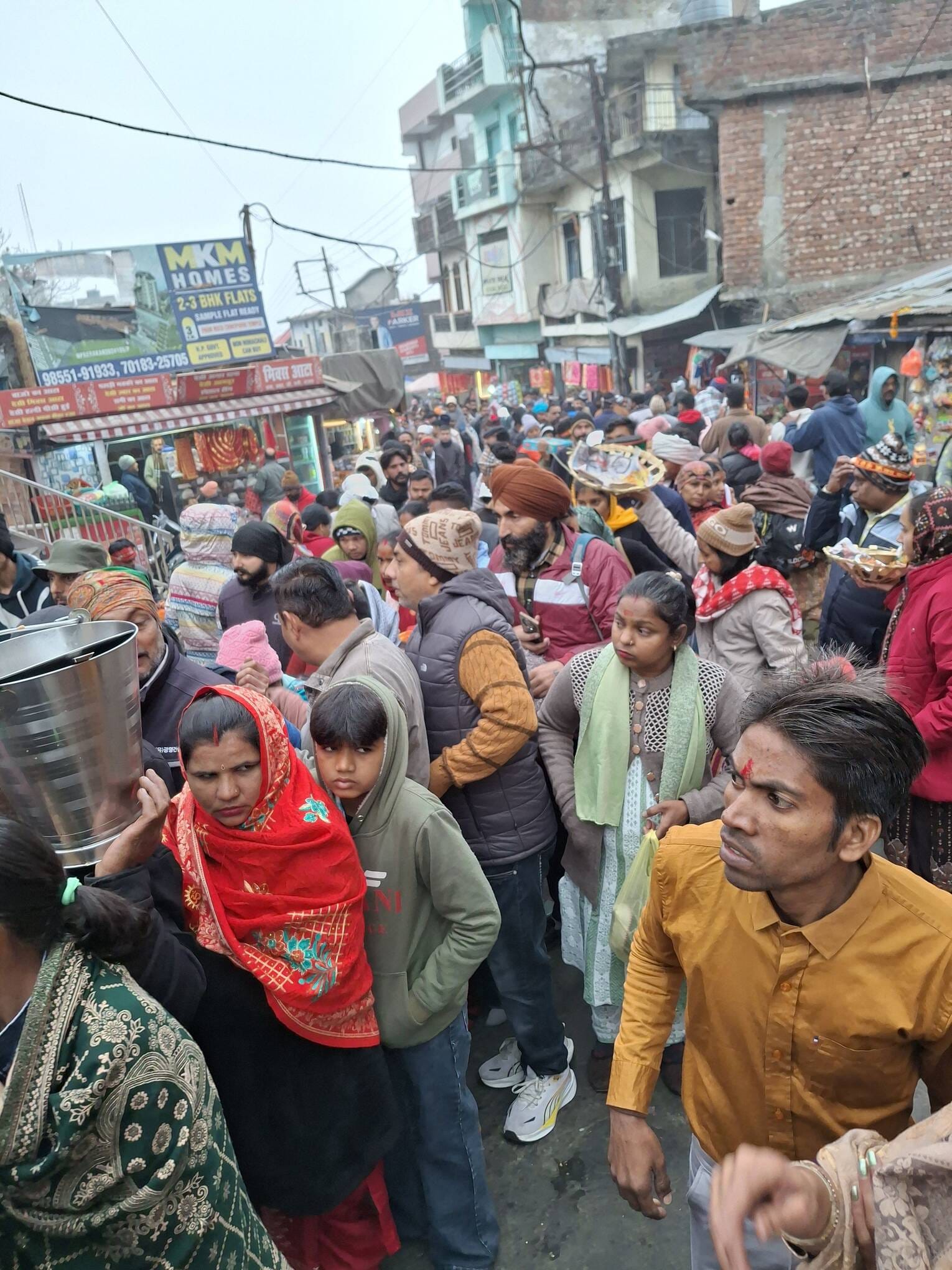 नवबर्ष पर माता चिंतपूर्णी जी के दशनों के लिए लाईनों में खडे भक्तजन।संवाद
