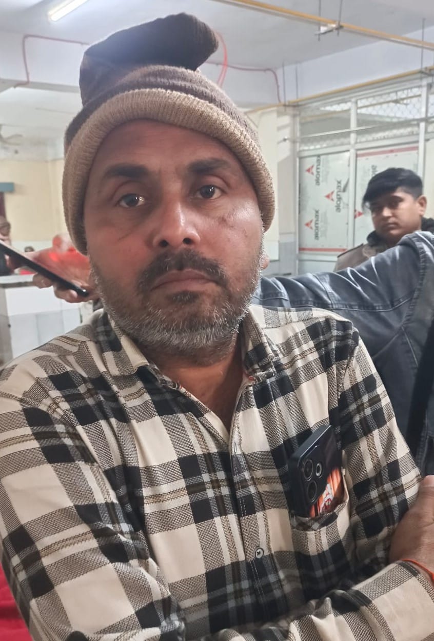 रोजा में हुए हादसे में क्षतिग्रस्त स्लीपर बस। स्रोत: जागरूक पाठक