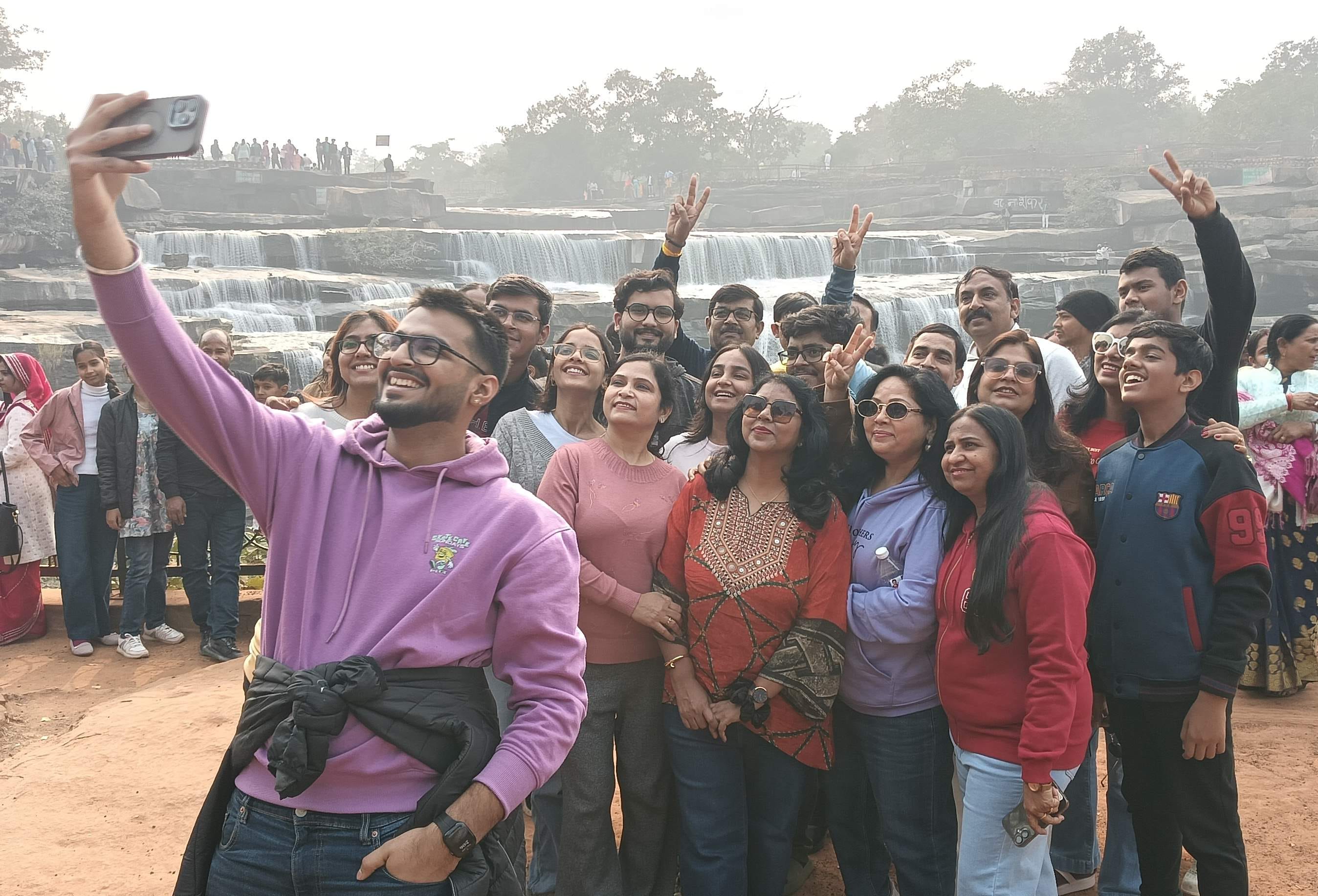 राजदरी जलप्रपात पर जुटे सैलानी। संवाद राजदरी जलप्रपात पर जुटे सैलानी। संवाद