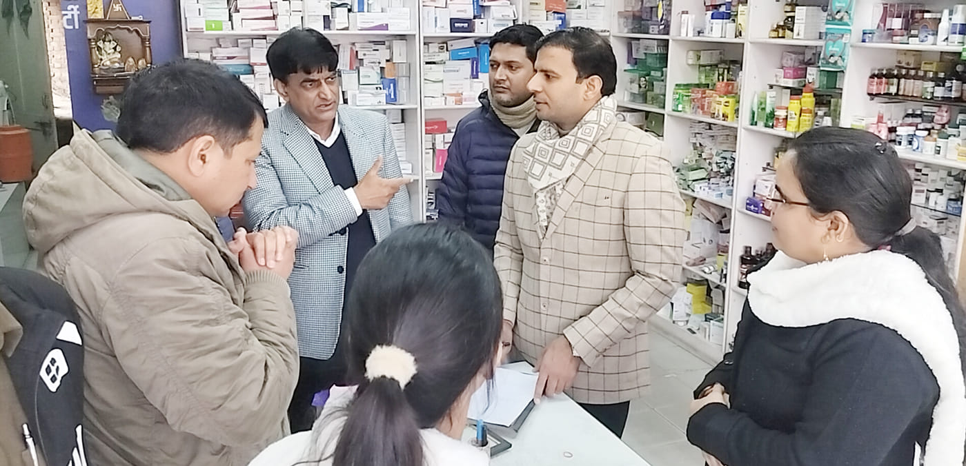 रतिया में जांच करते हुए ड्रग इंस्पेक्टर व अन्य
