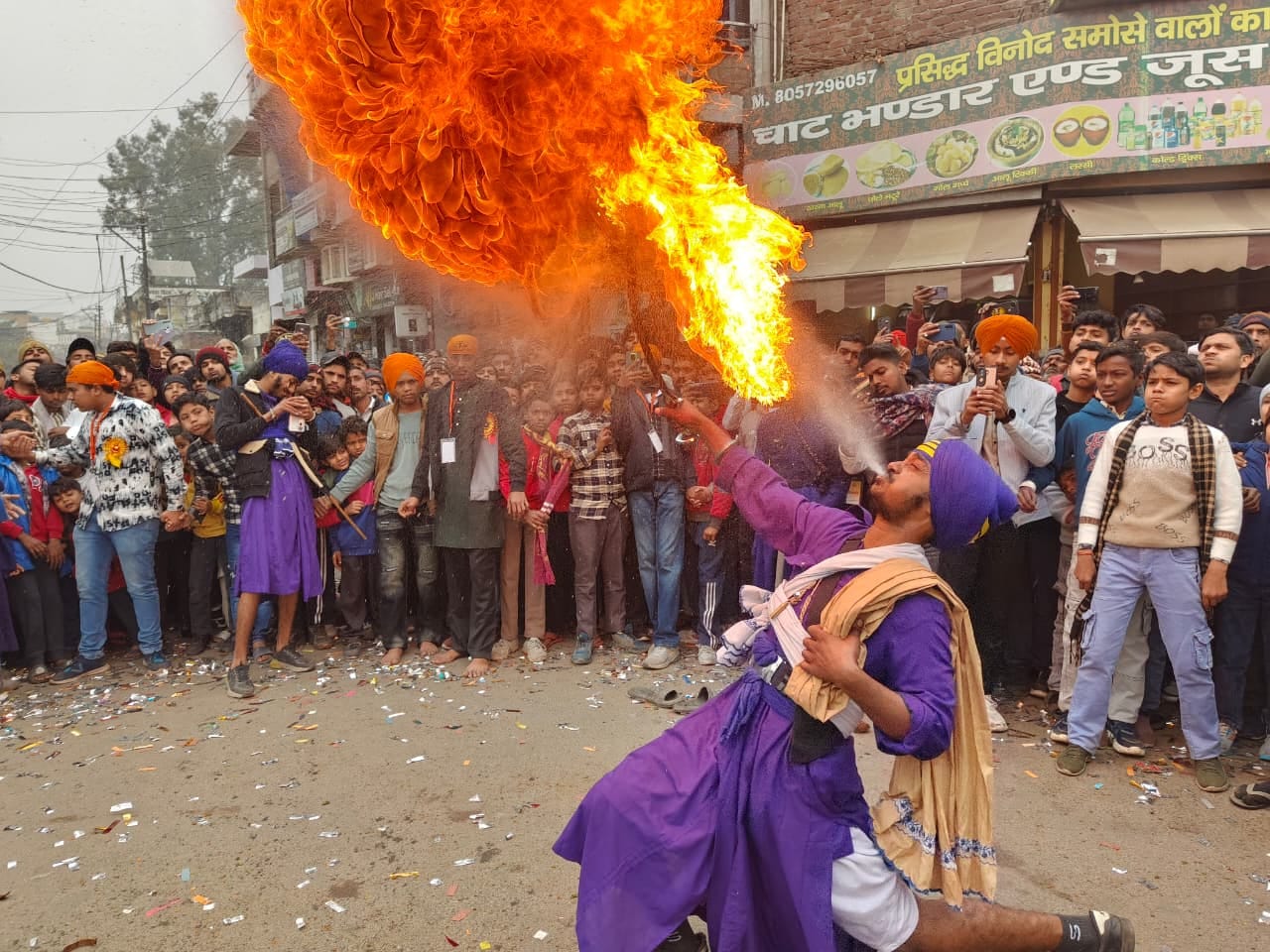 संभल में नगर कीर्तन शोभायात्रा में शामिल सिख समुदाय के लोग। संवाद संभल में नगर कीर्तन शोभायात्रा में शामिल सिख समुदाय के लोग। संवाद