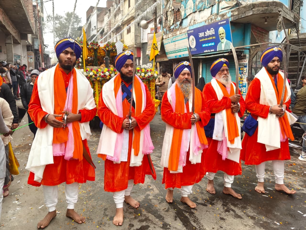 संभल में नगर कीर्तन शोभायात्रा में शामिल सिख समुदाय के लोग। संवाद संभल में नगर कीर्तन शोभायात्रा में शामिल सिख समुदाय के लोग। संवाद