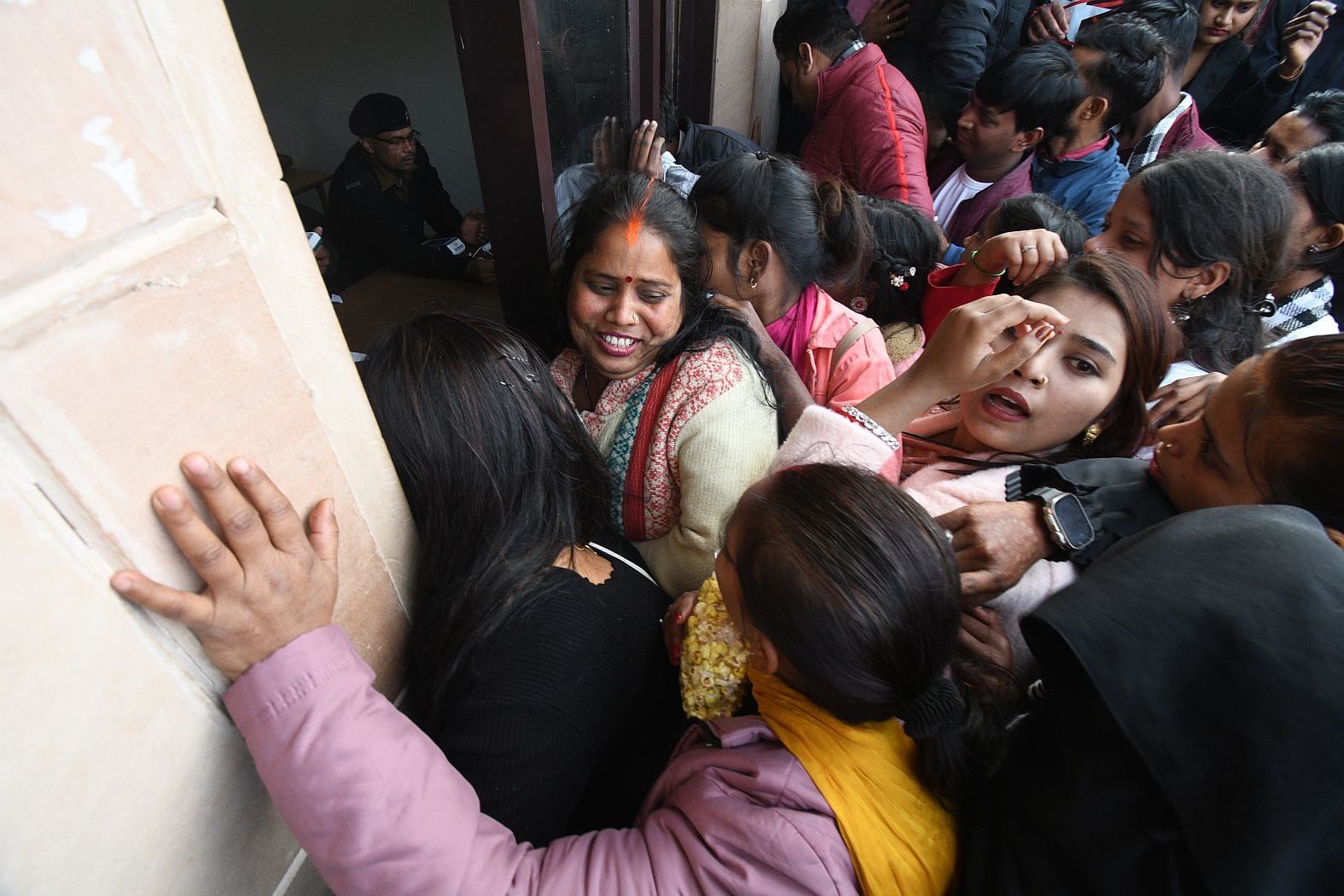 साल के पहले दिन राष्ट्र प्रेरणा स्थल, आंबेडकर पार्क, जनेश्वर मिश्रा पार्क, इमामबाड़ा पहुंचे लोग