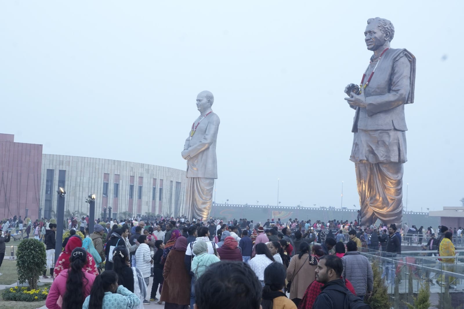 साल के पहले दिन राष्ट्र प्रेरणा स्थल, आंबेडकर पार्क, जनेश्वर मिश्रा पार्क, इमामबाड़ा पहुंचे लोग