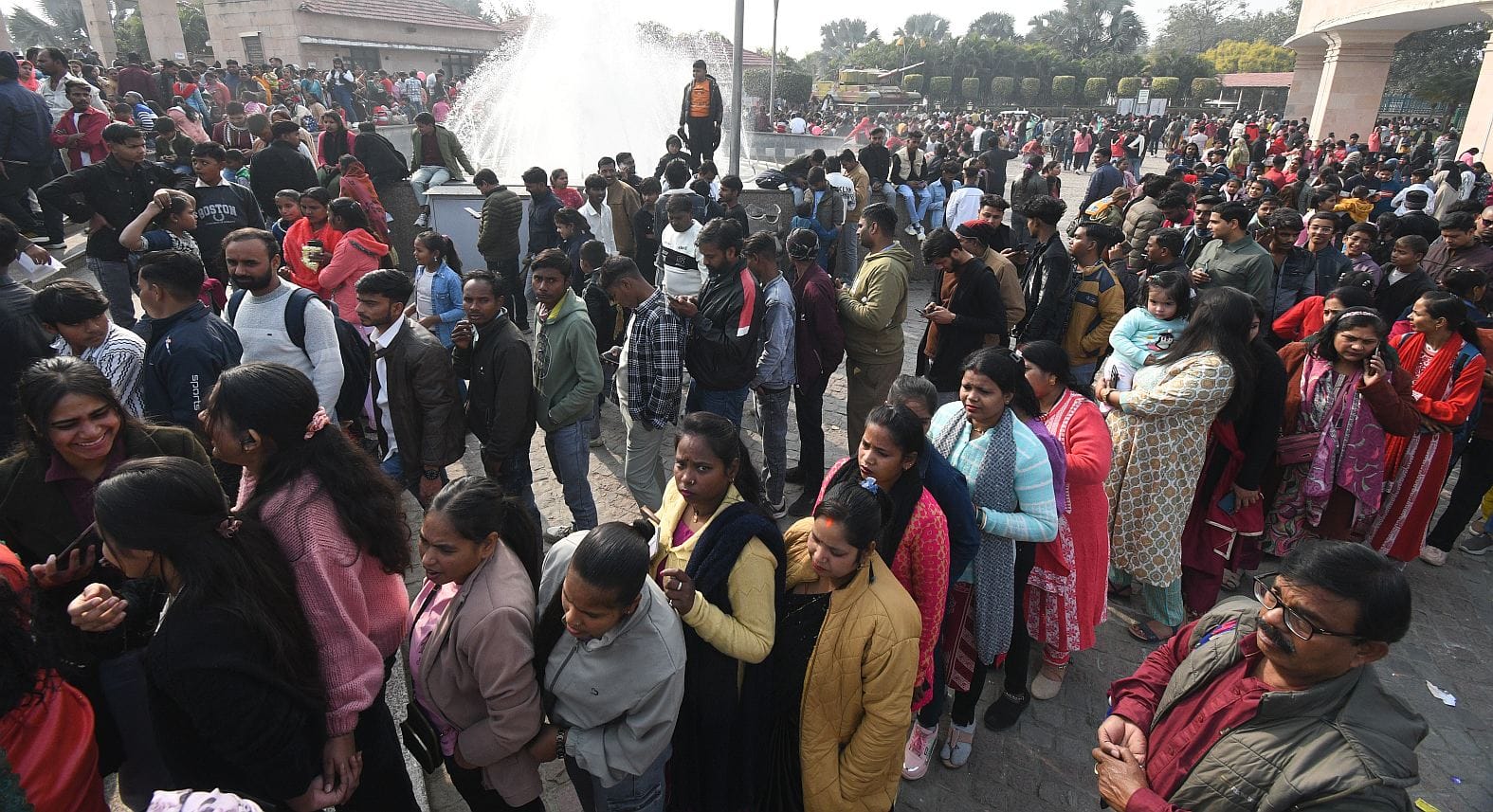 साल के पहले दिन राष्ट्र प्रेरणा स्थल, आंबेडकर पार्क, जनेश्वर मिश्रा पार्क, इमामबाड़ा पहुंचे लोग