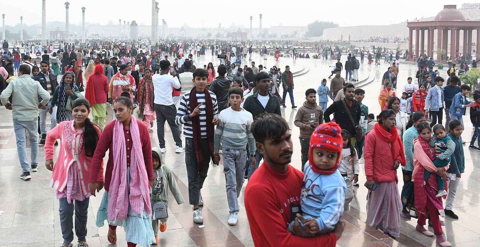 साल के पहले दिन राष्ट्र प्रेरणा स्थल, आंबेडकर पार्क, जनेश्वर मिश्रा पार्क, इमामबाड़ा पहुंचे लोग