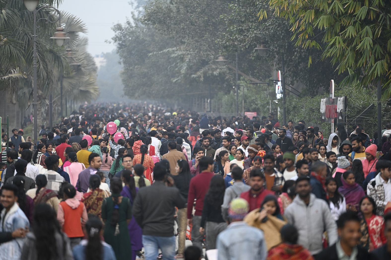 साल के पहले दिन राष्ट्र प्रेरणा स्थल, आंबेडकर पार्क, जनेश्वर मिश्रा पार्क, इमामबाड़ा पहुंचे लोग