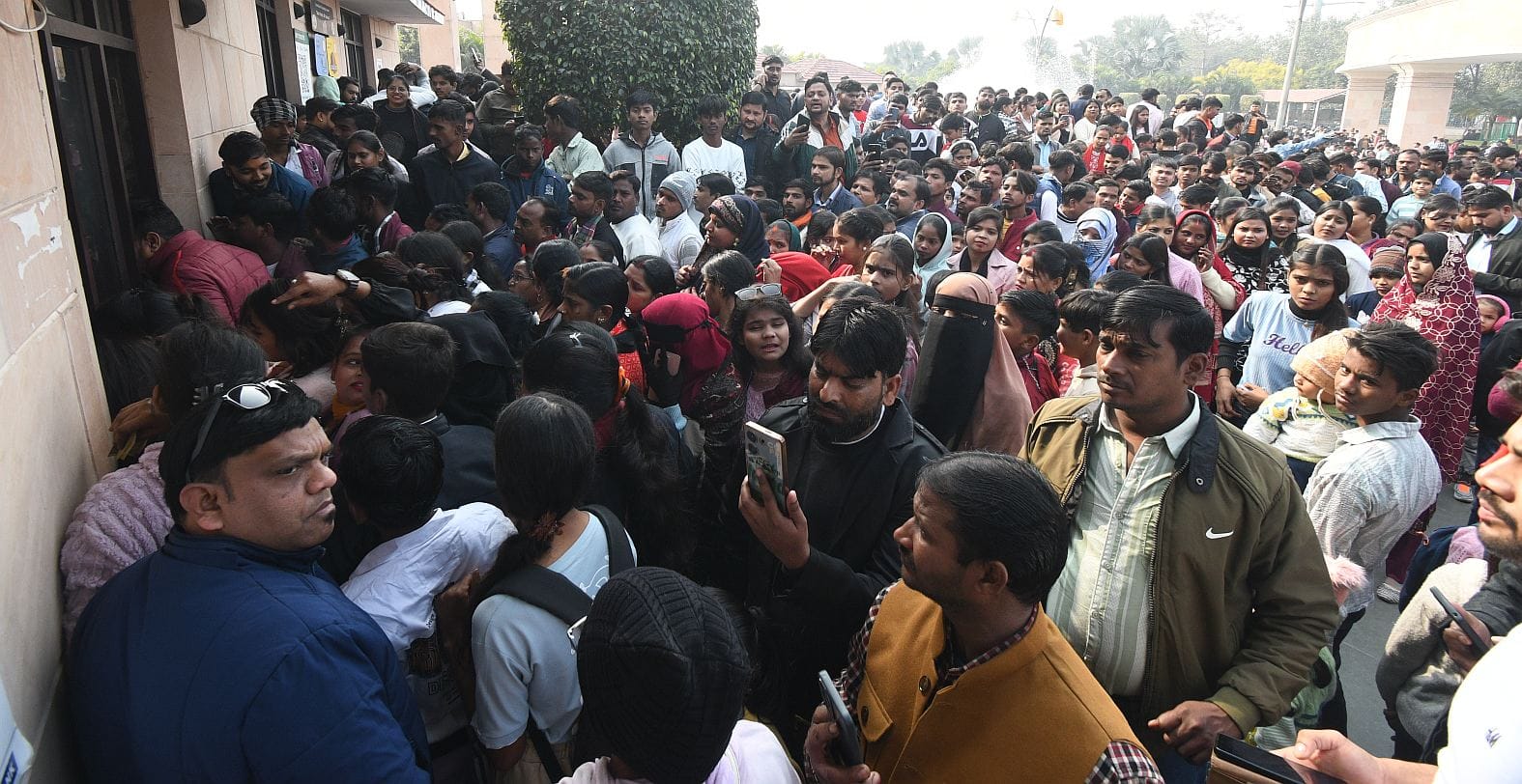 साल के पहले दिन राष्ट्र प्रेरणा स्थल, आंबेडकर पार्क, जनेश्वर मिश्रा पार्क, इमामबाड़ा पहुंचे लोग