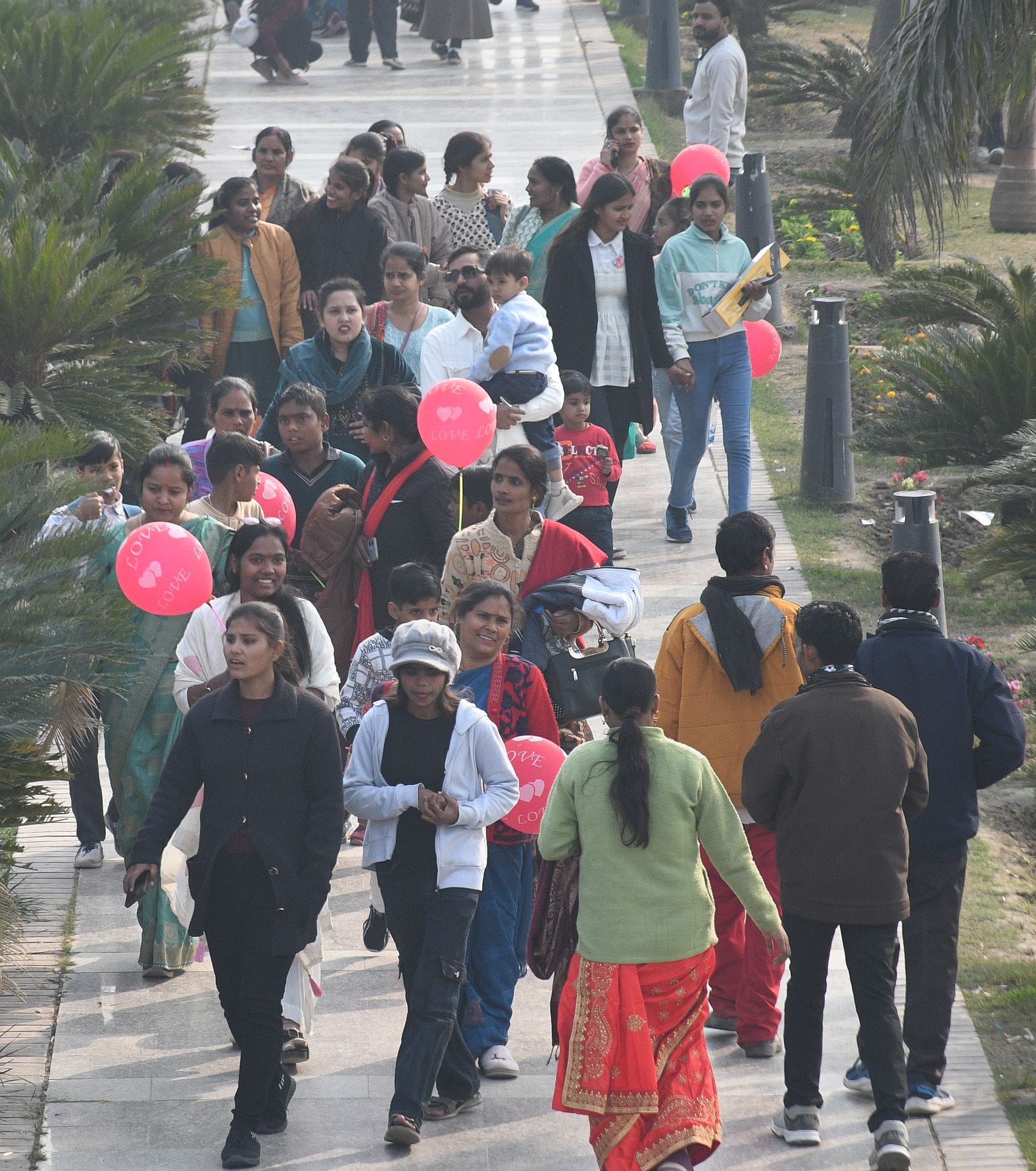साल के पहले दिन राष्ट्र प्रेरणा स्थल, आंबेडकर पार्क, जनेश्वर मिश्रा पार्क, इमामबाड़ा पहुंचे लोग