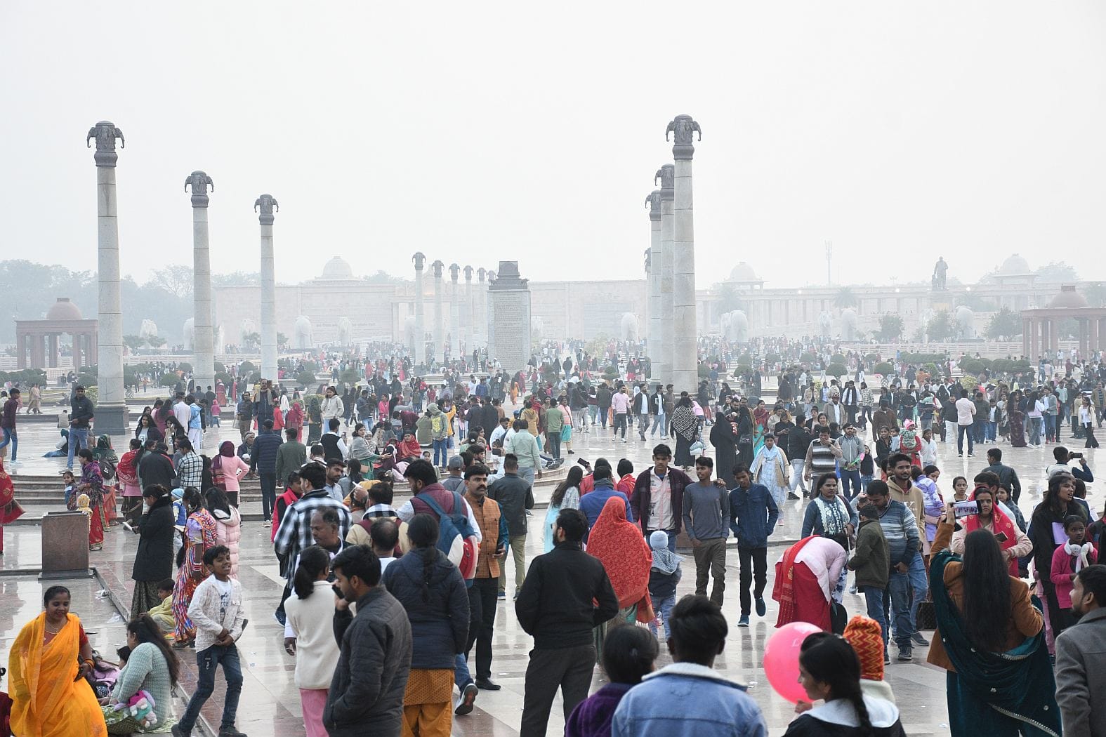 साल के पहले दिन राष्ट्र प्रेरणा स्थल, आंबेडकर पार्क, जनेश्वर मिश्रा पार्क, इमामबाड़ा पहुंचे लोग