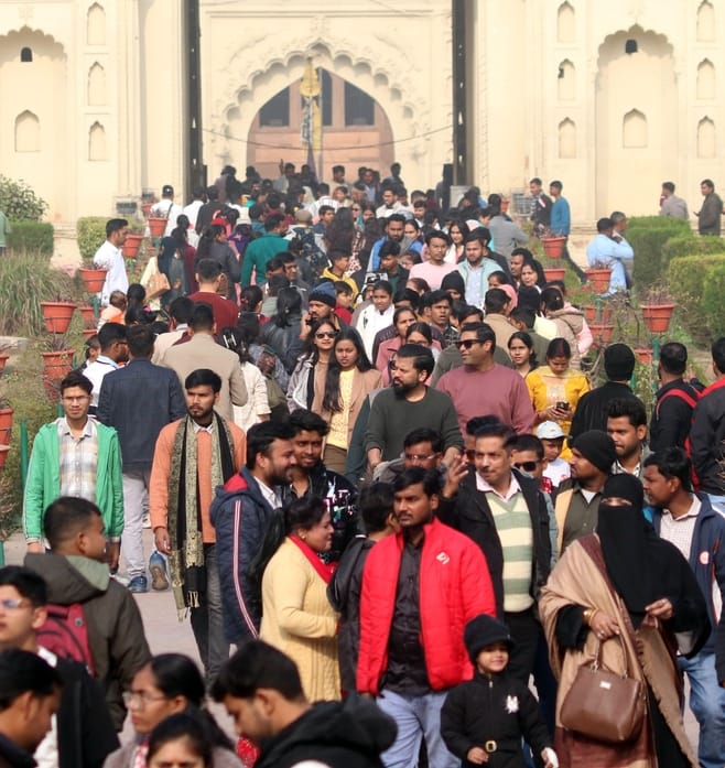 साल के पहले दिन राष्ट्र प्रेरणा स्थल, आंबेडकर पार्क, जनेश्वर मिश्रा पार्क, इमामबाड़ा पहुंचे लोग