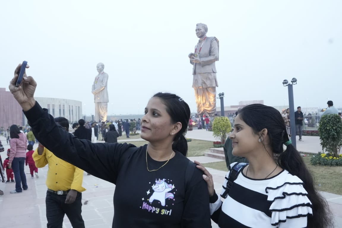 साल के पहले दिन राष्ट्र प्रेरणा स्थल, आंबेडकर पार्क, जनेश्वर मिश्रा पार्क, इमामबाड़ा पहुंचे लोग
