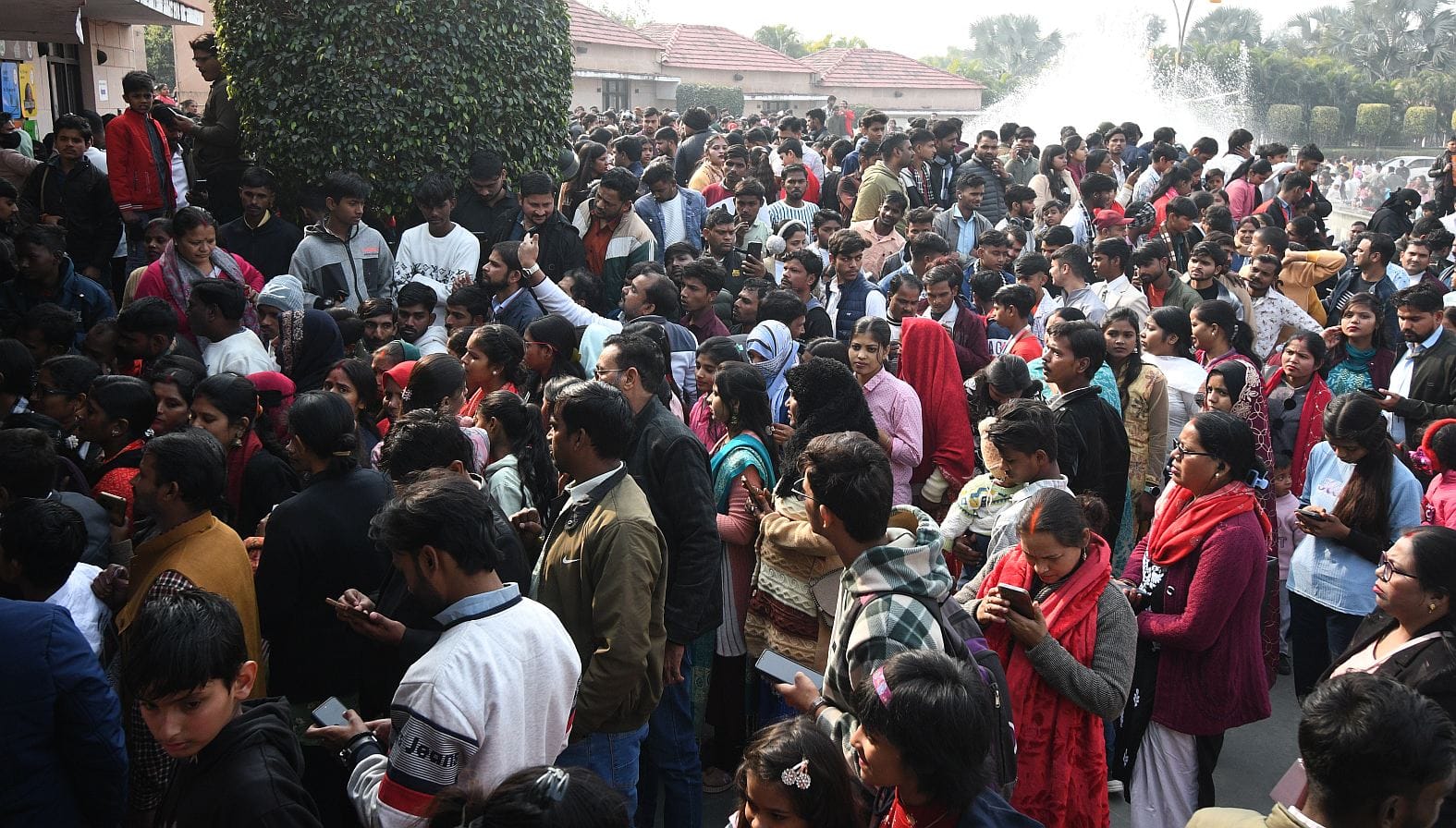 साल के पहले दिन राष्ट्र प्रेरणा स्थल, आंबेडकर पार्क, जनेश्वर मिश्रा पार्क, इमामबाड़ा पहुंचे लोग