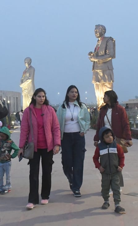 साल के पहले दिन राष्ट्र प्रेरणा स्थल, आंबेडकर पार्क, जनेश्वर मिश्रा पार्क, इमामबाड़ा पहुंचे लोग