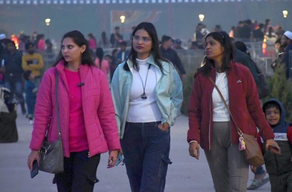 साल के पहले दिन राष्ट्र प्रेरणा स्थल, आंबेडकर पार्क, जनेश्वर मिश्रा पार्क, इमामबाड़ा पहुंचे लोग
